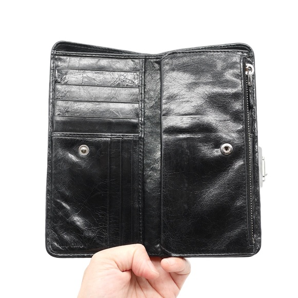 🍓MIUMIU Distressed Wallet - Picture 2 of 13